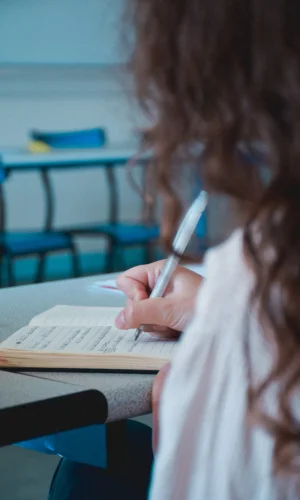 Personne qui prend des notes lors de l'atelier mobilité